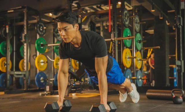 俯卧撑个数，能够反映你的身体健康指数和耐力，你能一次性做几个