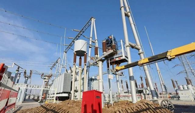 马斯克预言成真！全球争抢的不是芯片 而是中国20万一台的变压器