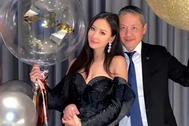 47岁的她身材性感脸蛋精致，和老公同框像父女，和25岁女儿像姐妹图片