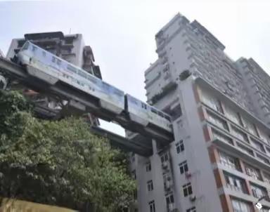 这并非科幻电影的虚构画面，而是真实存在于山城重庆的日常奇观