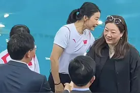 炸窝了！46岁伏明霞大变样，和郭晶晶像两代人！网友展开扎心点评图片