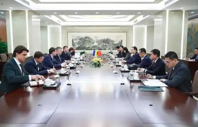 谈妥了，中乌代表在京握手，泽连斯基对华示好	，中方要拔1根毒针