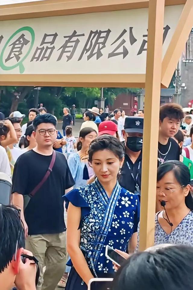 偶遇“沈眉庄”：微发福 网友：眉姐姐衣品果然一言难尽，但人漂亮