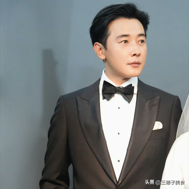 罗晋父亲葬礼现场曝光，罗晋抱遗照神情哀伤，唐嫣在身后全程陪伴