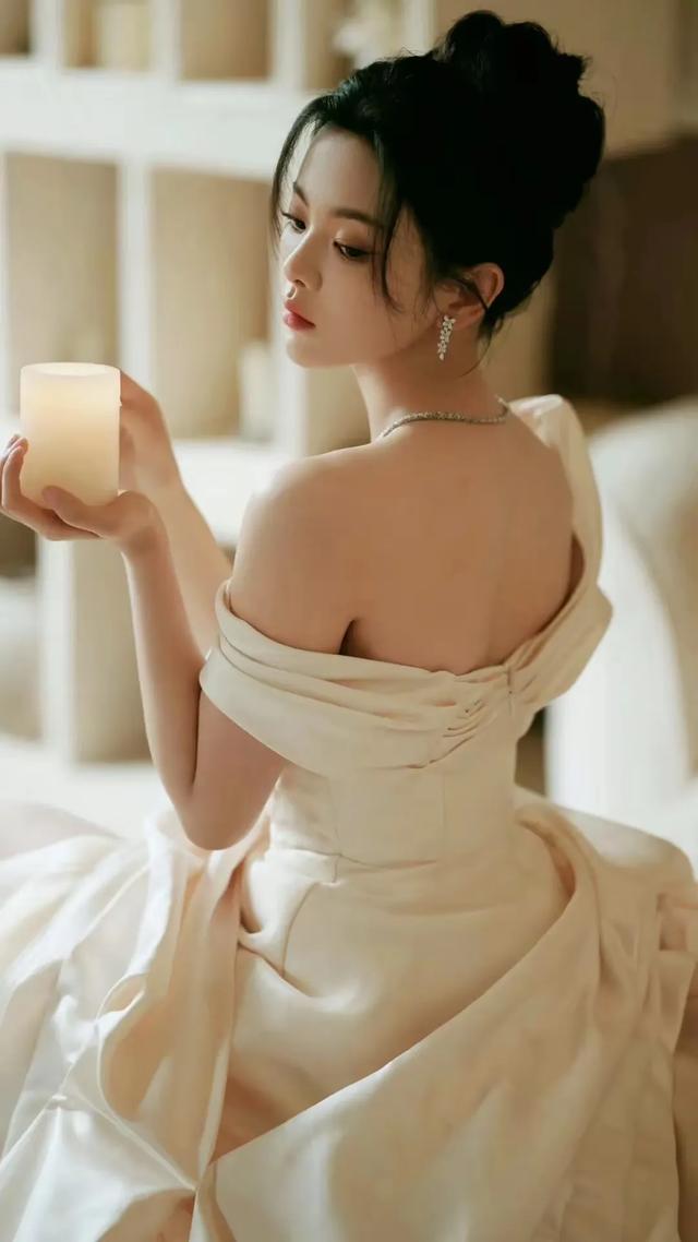 杨超越：美的也太别致了吧！忍不住多看几眼：写真欣赏