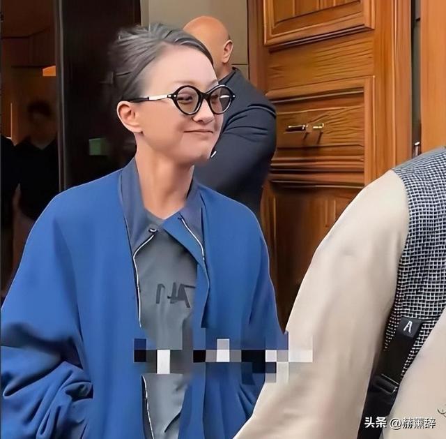 50岁周迅头发花白	，瘪嘴模样一脸老态认不出，无儿无女成最大遗憾