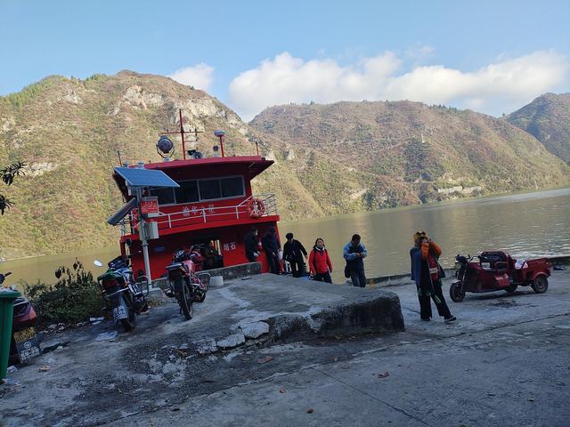 鄂渝行第四天（上）：小红船换小白船，从巫山到巴东