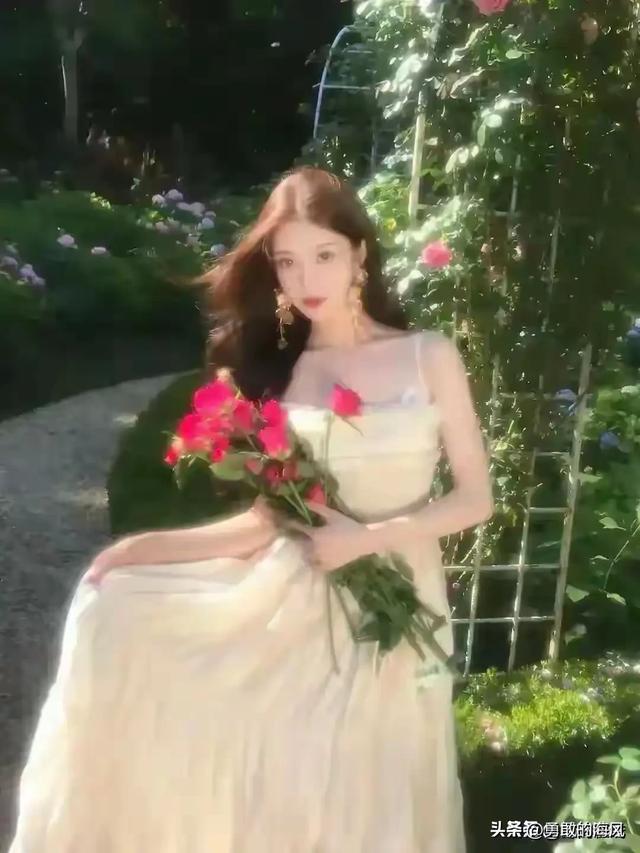 河北邯郸一校花仙姿玉色，堪称上帝吻过的容颜，美得让人移不开眼