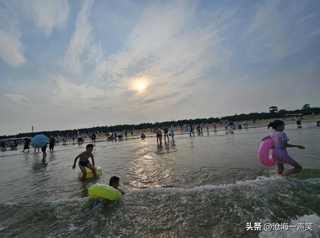沙滩，阳光，人群，涛声，乐趣，混为一体，这才是暑期的快乐