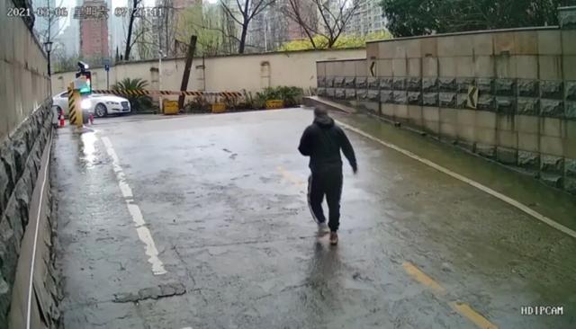 女子遭丈夫驾车碾轧身亡案将再开庭