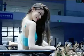 成都车展惹争议！一车模大尺度动作引热议，网友怒批太过火！图片