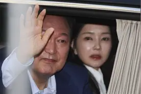 52岁金建希久违现身，“娃娃脸”闪光，和丈夫坐车中带猫狗回私宅图片