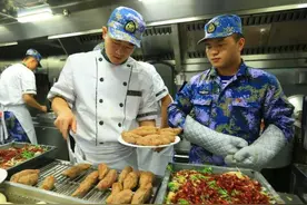在潜艇里做饭有多难？海底航行三个月，剁根排骨都会有生命危险！图片