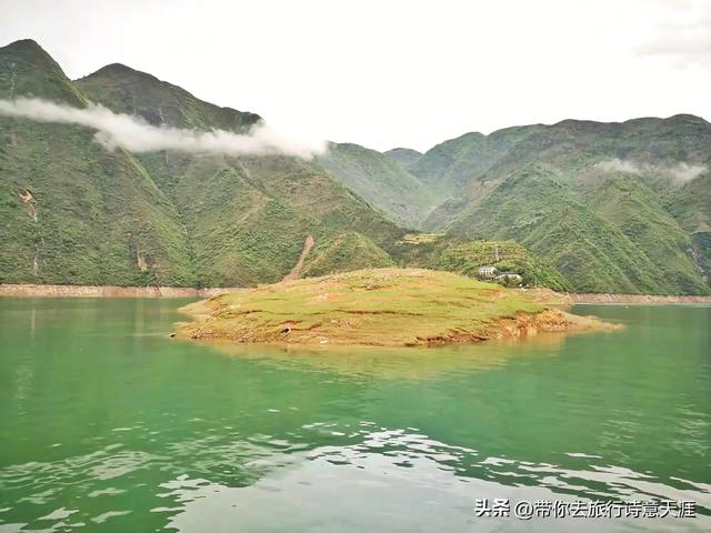 长江支流上的小三峡和小小三峡的峡谷风光