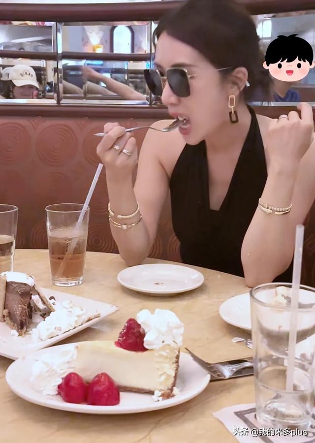 李念带3个孩子逛集市，小腹鼓起被疑怀四胎，13岁大女儿又瘦又高