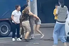 安徽女子车内出轨，被原配一把从车里拖出没穿外衣全程一言不发​图片