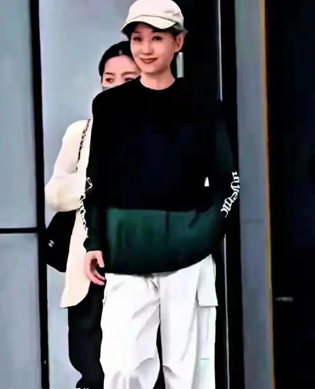 难以置信 62岁的她还这么年轻 脸上一丝皱纹都没有 这哪像60多岁的人