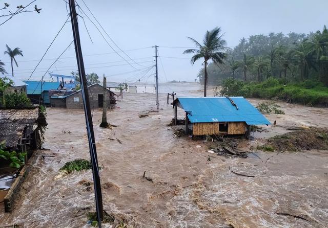 沉默24小时后，中方宣布援菲，受灾人数超百万，马科斯被要求辞职