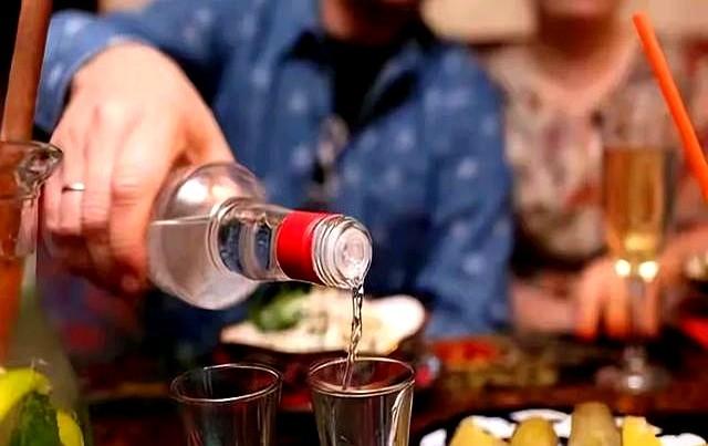 太丢人了，北京一大爷参加酒席，随礼200，竟连喝带拿6瓶五粮液