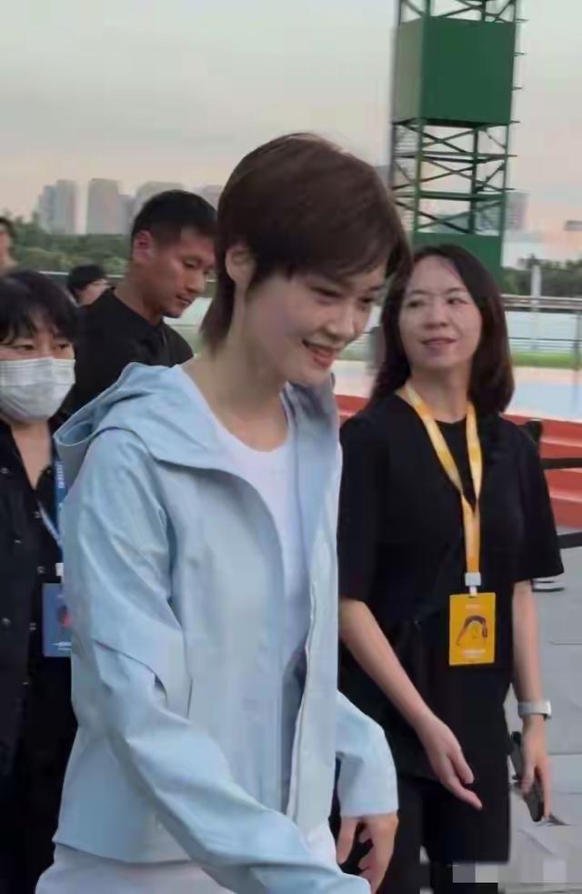 她居然41岁了，这状态看上去以为她才25岁 太显年轻了吧 怎么保持的