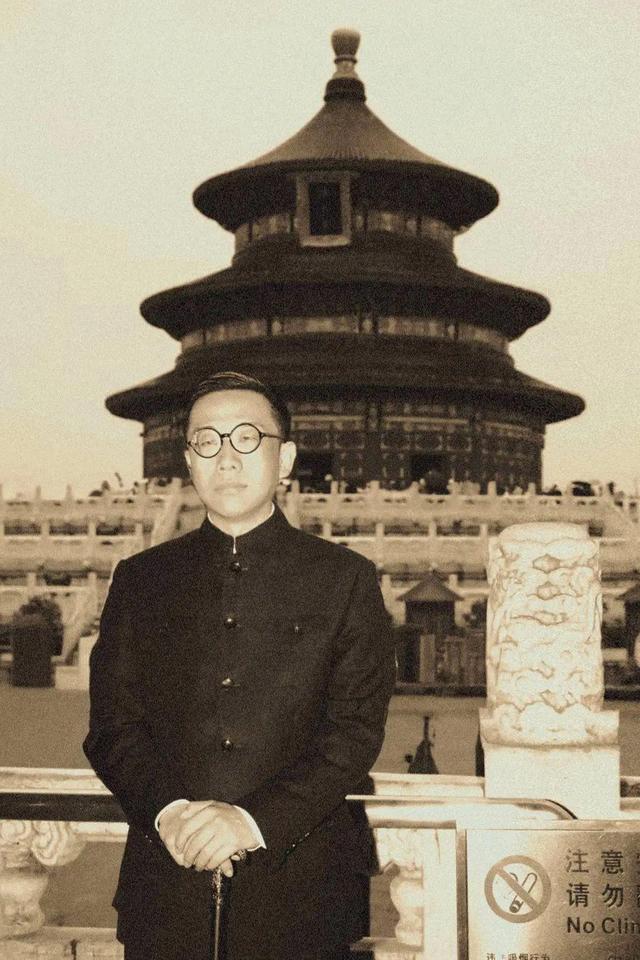 故宫红墙下惊现“活溥仪”！横店抢着邀约，老奶奶激动站起求合影