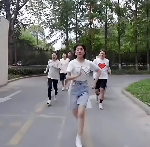 七旬白娘子玩摇滚，优雅形象被颠覆，72岁还能跑马拉松？