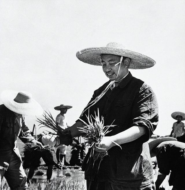 1961年，华国锋一家六口合影，华老留着平头，面相忠厚，一身正气
