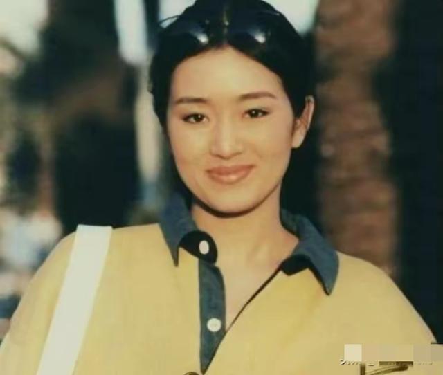 恩爱了6年，76岁的法国老公衰老萎缩，59岁的巩俐正绚烂如花