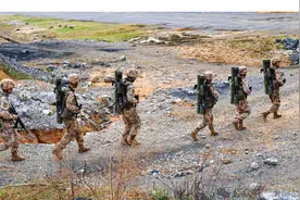 解放军单兵火力太猛了，人手两个火箭筒，背少了都不好意思出门图片