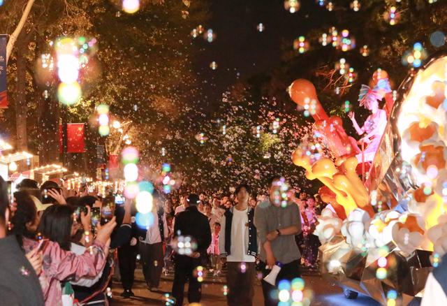 新民大街放大招：市集、花车巡游，承包你的假期快乐！