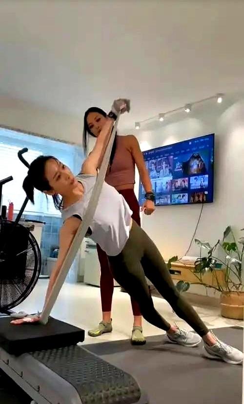 李纯婚后放纵开始还债了，健身累到大腿颤抖，带上北京爷们一起练