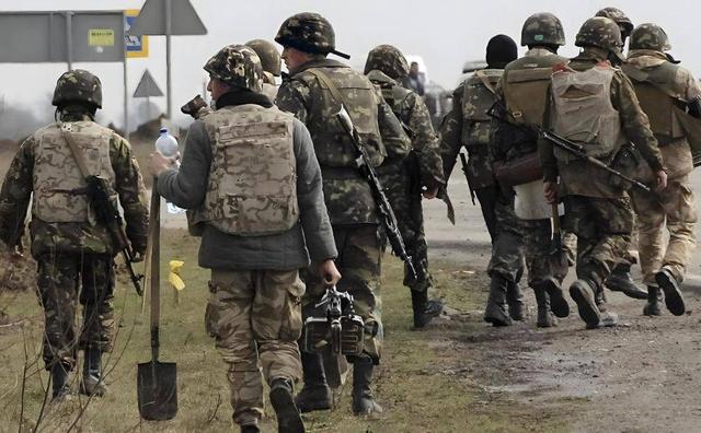 乌15个营被包围后，普京现身前线，转折点已来，俄军迎高光时刻