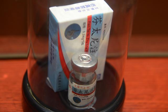 特朗普举着孩子照片，对哭泣的母亲承诺：我相信中国会执行死刑的