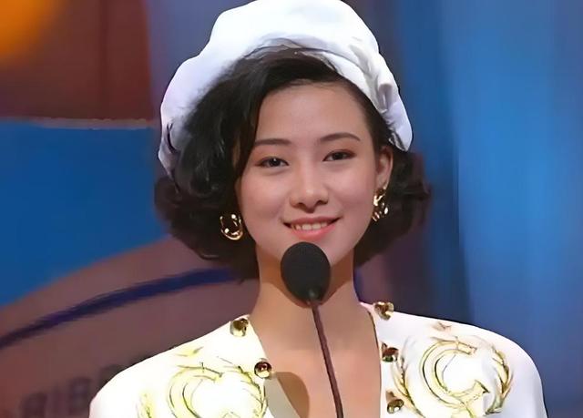她出身清华大学，因拍三级片与父母决裂，如今不让女儿进娱乐圈