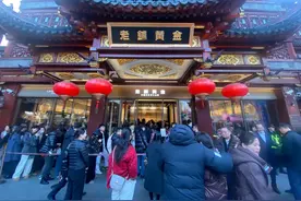 今天又调价的老铺黄金为何这么火？豫园店门口20位年轻人如是说图片