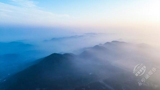 赤壁：晨雾漫城 水墨入画