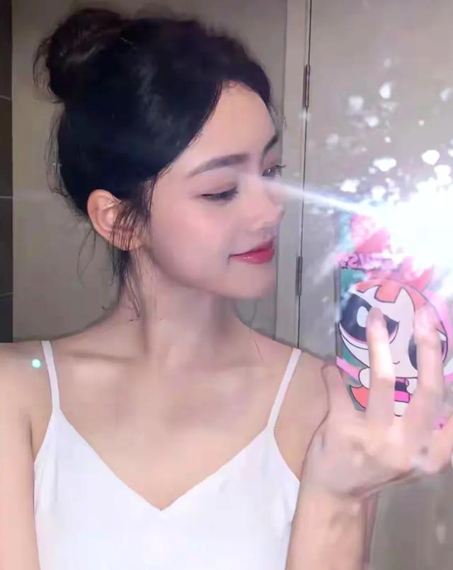 河南校花谢卓亚美貌惊艳全网，网友惊叹：美到让人怀疑人生啊！