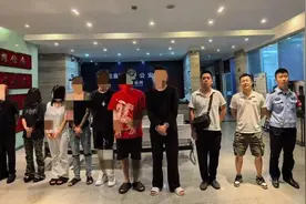 烧烤店四男两女发生冲突，两女子用啤酒瓶互殴？为赚流量编造剧本图片