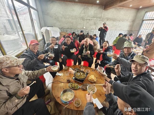 游长岗岭古村，观飘黄银杏