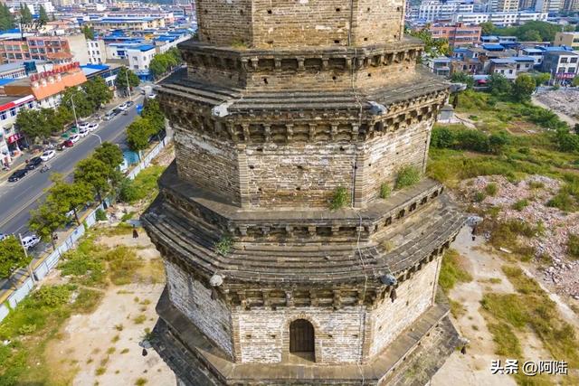 泗州塔始建于1095年，是河南省现存最高、体量最大的古塔之一