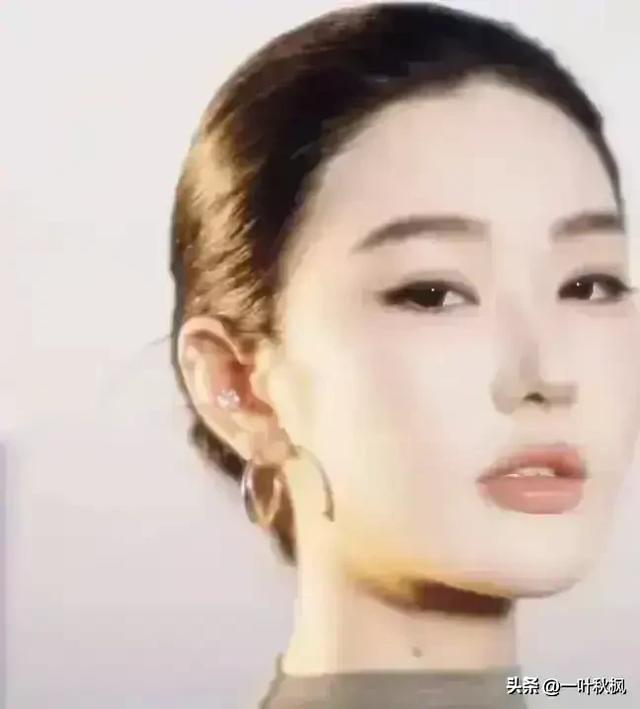 她是我见过最有气质的女子	，干净得像一汪清泉，五官立体堪称绝色