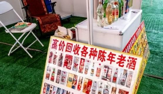 江苏一5旬保姆，捡走主家8个茅台瓶，拿到烟酒店竟卖出“天价”