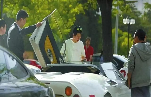 “京圈恶少”王烁：睡遍娱乐圈女星，殴打继母王艳，枪指刘涛老公