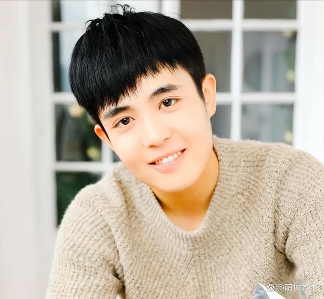 演员王星与女友康嘉二人首次合体，面对外界"恋爱4年还没结婚"疑问，王星坦言是因为“结不起”