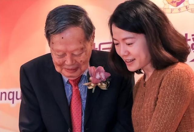 杨振宁追悼会确定，生前状态曝光，意外摔跤住院，翁帆或早有预料