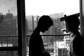 女子为了报复丈夫，孕期偷吃跌打药，生下双胞胎后全家人傻眼崩溃图片