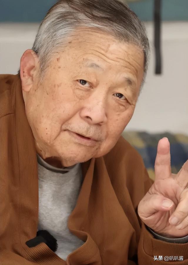 出名后出轨保姆，气死原配，如今77岁的他晚景凄凉，子女与其割席