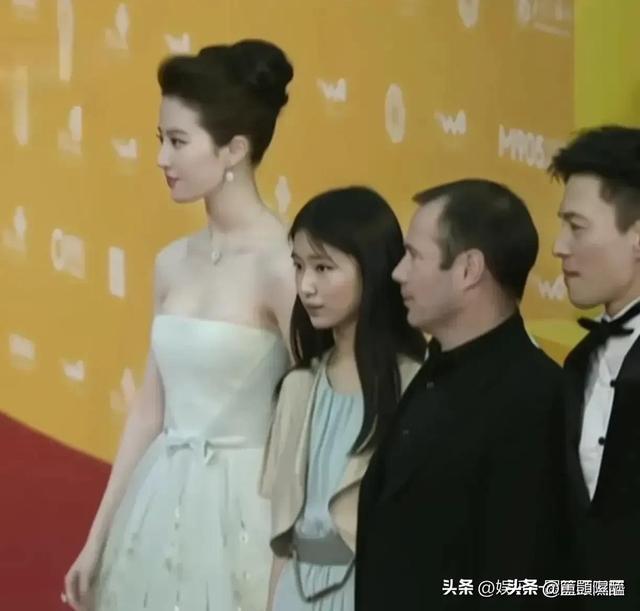 不合影不知道，一合影吓一跳！以为他们是小土豆，没想到是大高个