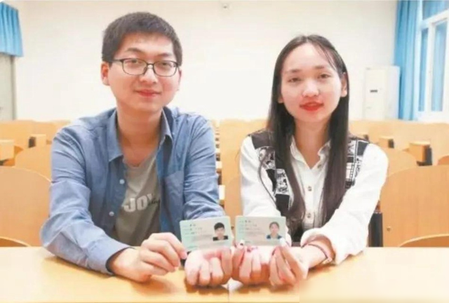 “天生一对”结婚证走红，登记人员看到夫妻俩名字的直言：头回见