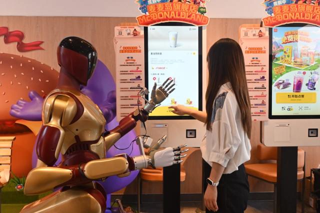 智平方通用智能机器人爱宝以「店员」身份亮相麦当劳全球旗舰店